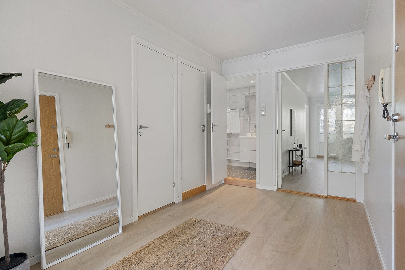 Entreen har fliser på gulv, og er utstyrt med dørcallingannlegg. Galleribilde