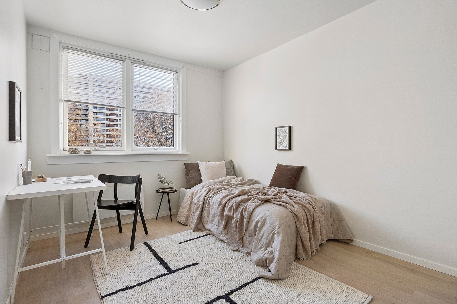 Soverom 2 er lyst og innbydene og har plass til seng, nattbord og garderobe. Galleribilde