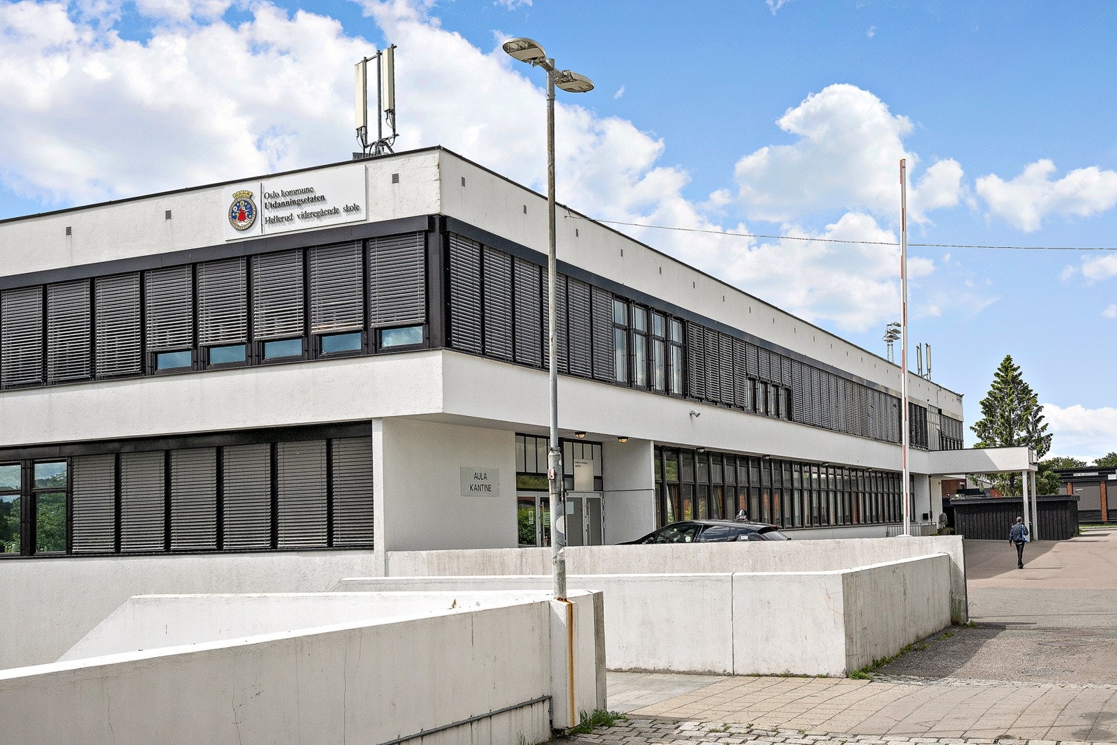 Området sokner til Tveita barneskole, Haugerud Ungdomsskole og Hellerud Videregående. Galleribilde