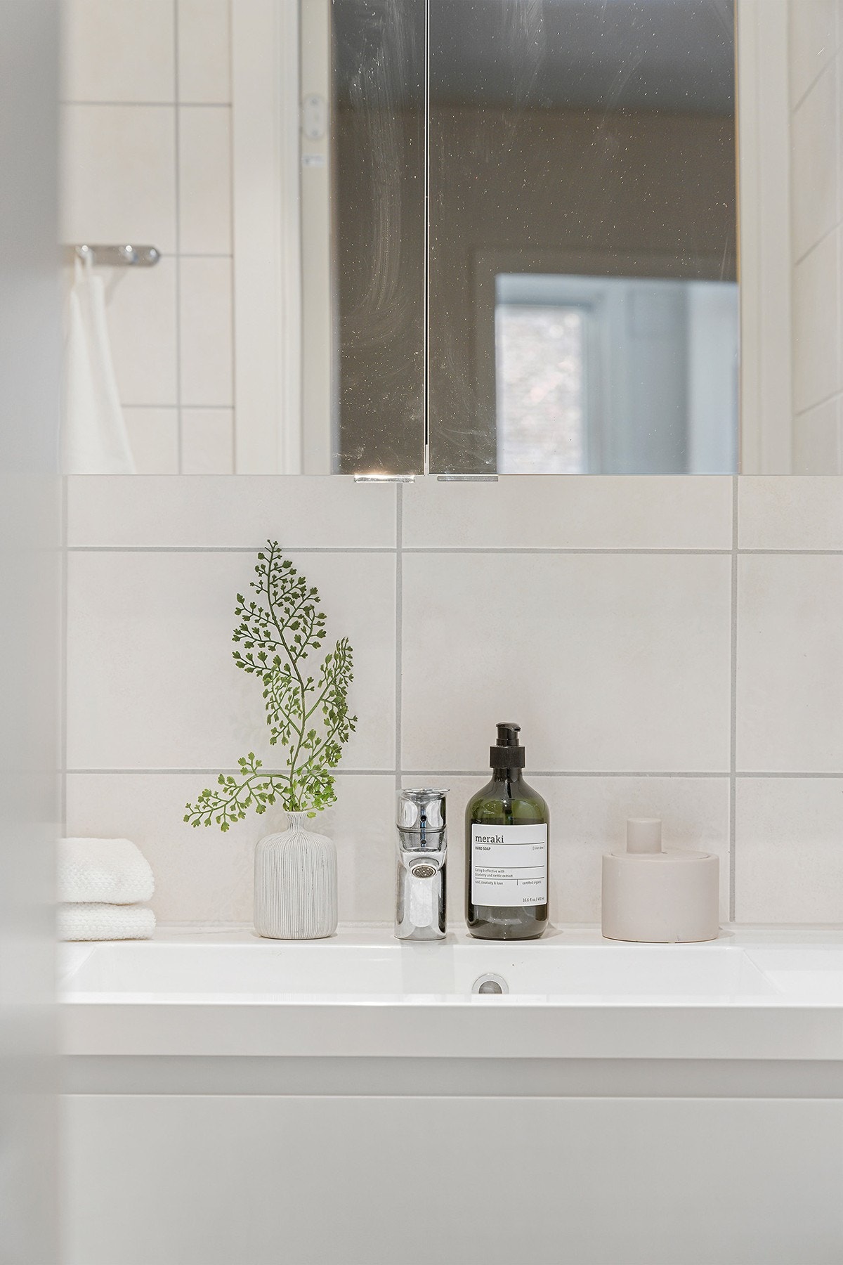 Badet har et praktisk vegghengt speilskap med overbelysning og stikkontakt. Galleribilde