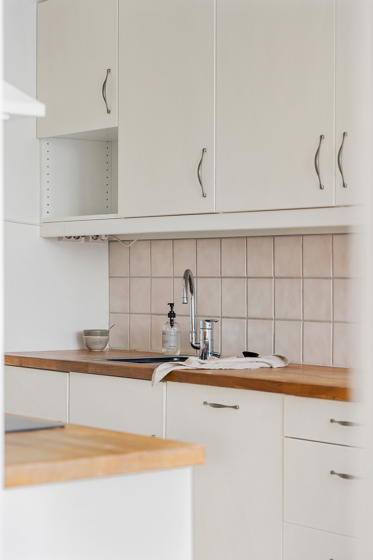 Kjøkkeninnredning består av heltre benkeplate med nedfelt oppvaskkum av rustfritt stål og ett-greps armatur. Galleribilde