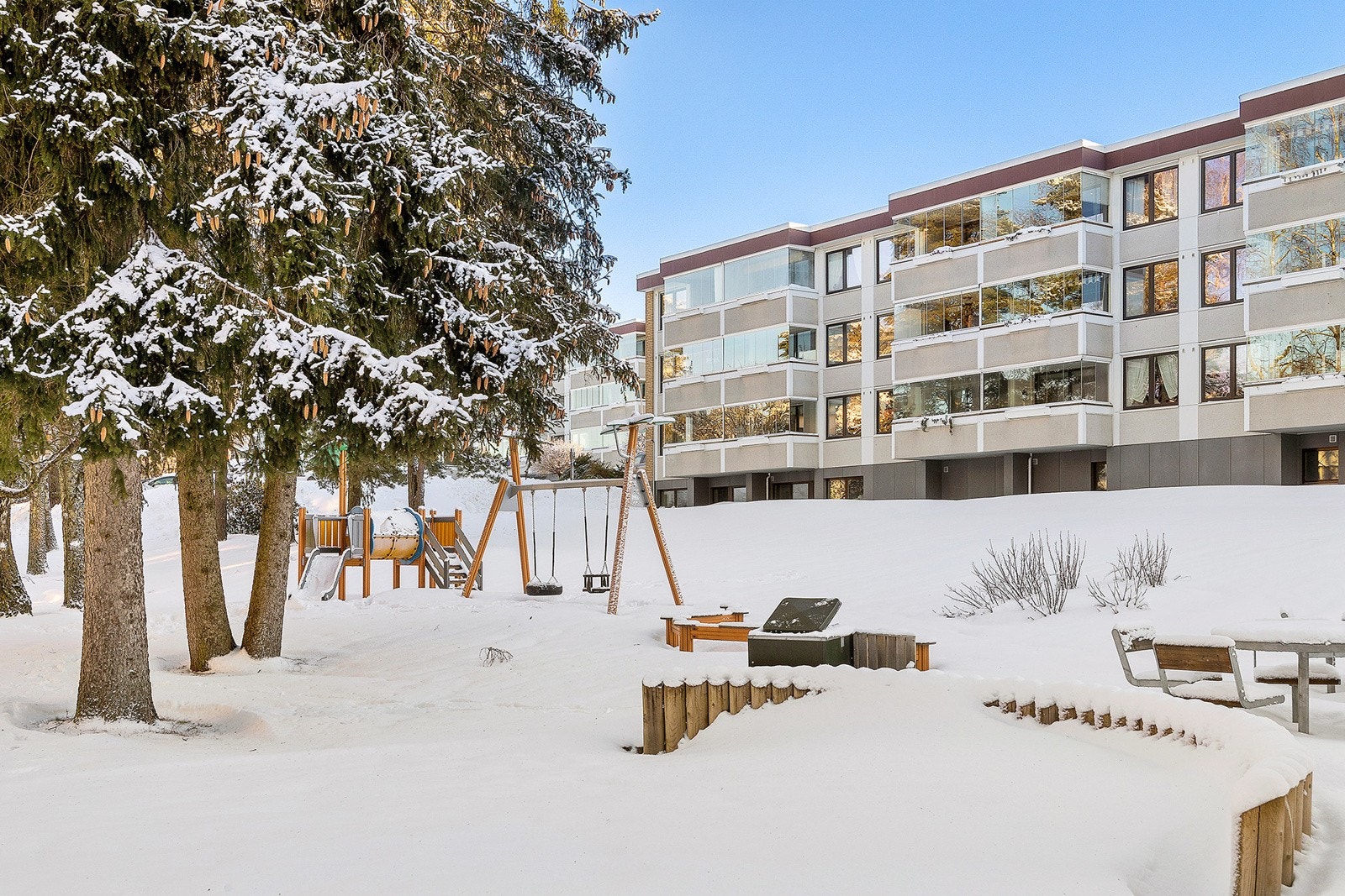Fasade mot balkong med trivelig benk-område og utegrill. Galleribilde
