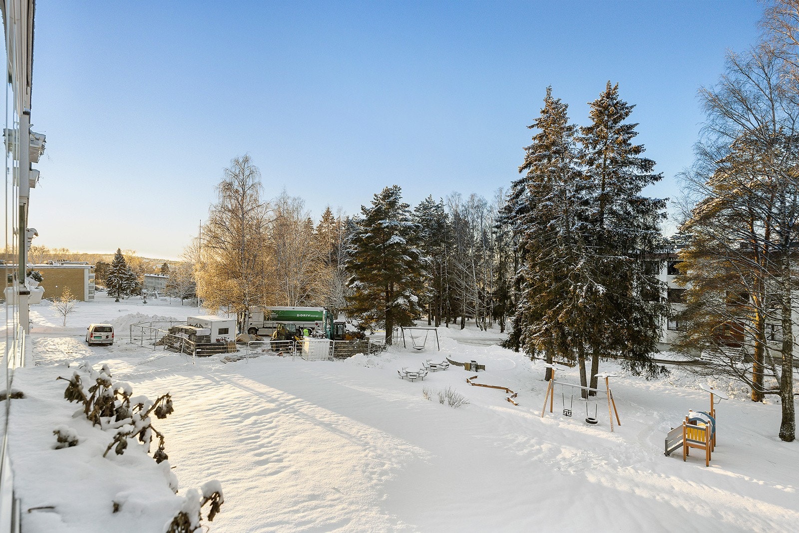 Fra balkongen har du utsikt mot opparbeidet uteområde. Galleribilde