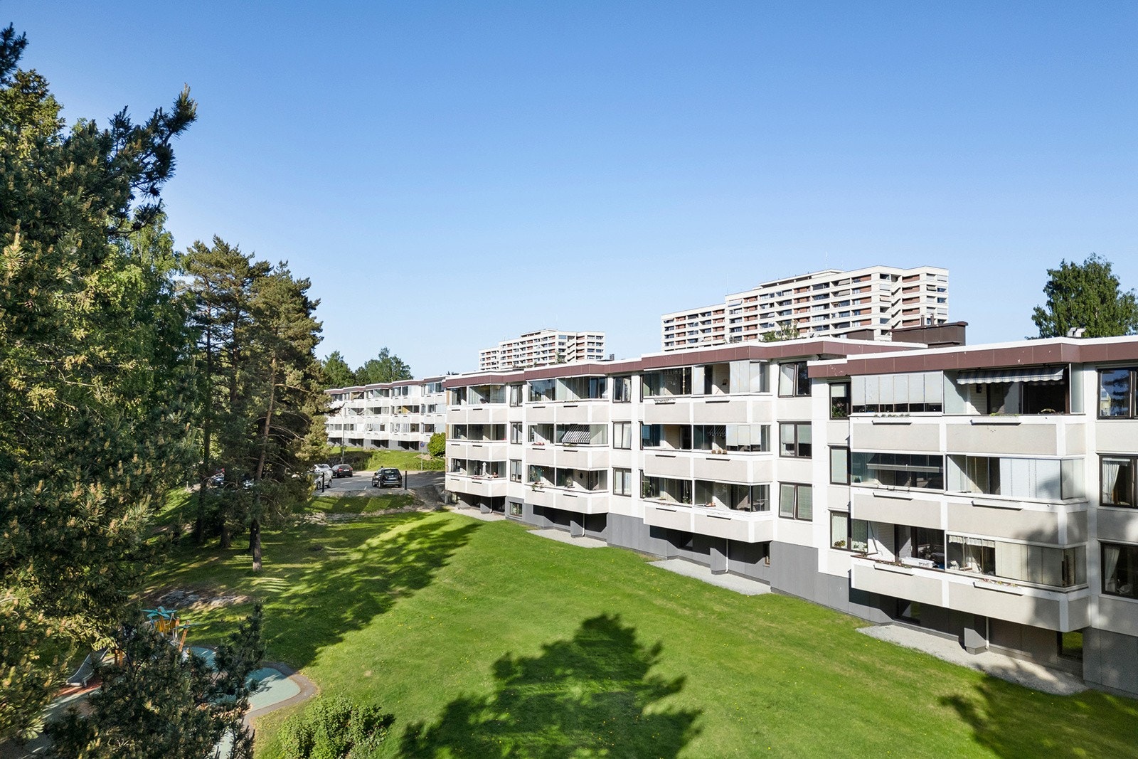 Fasade mot balkong sommerstid. Galleribilde