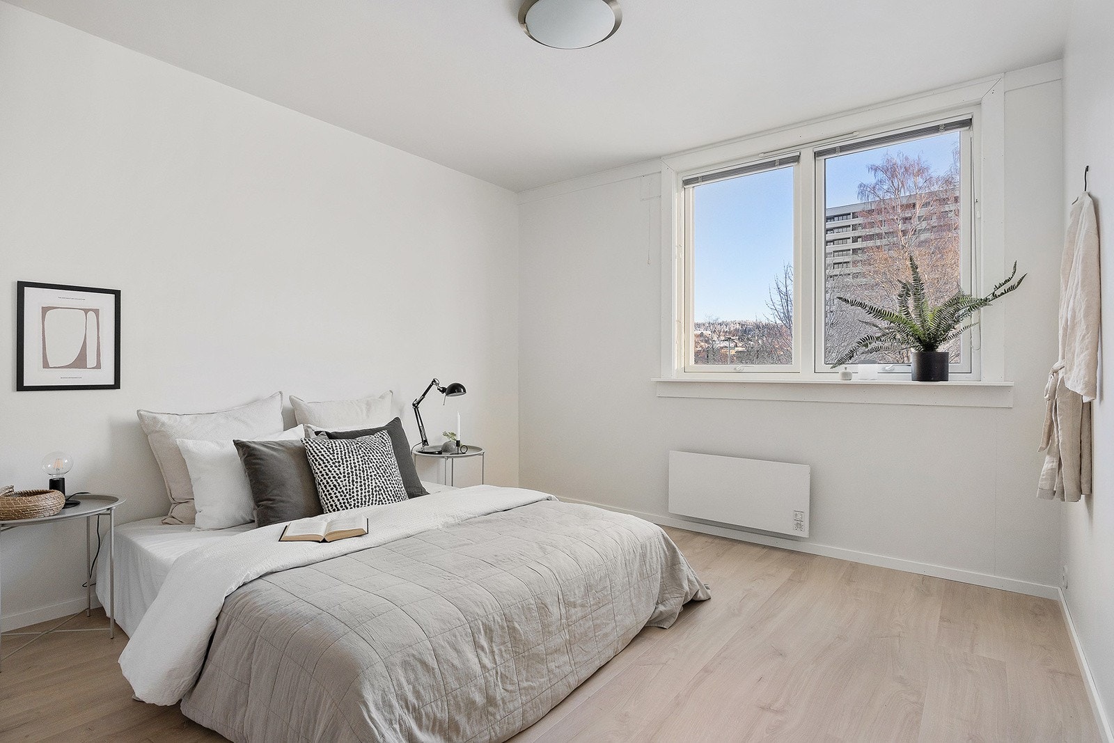 Romslig hovedsoverom av god størrelse med plass til dobbeltseng, garderobe og nattbord. Galleribilde