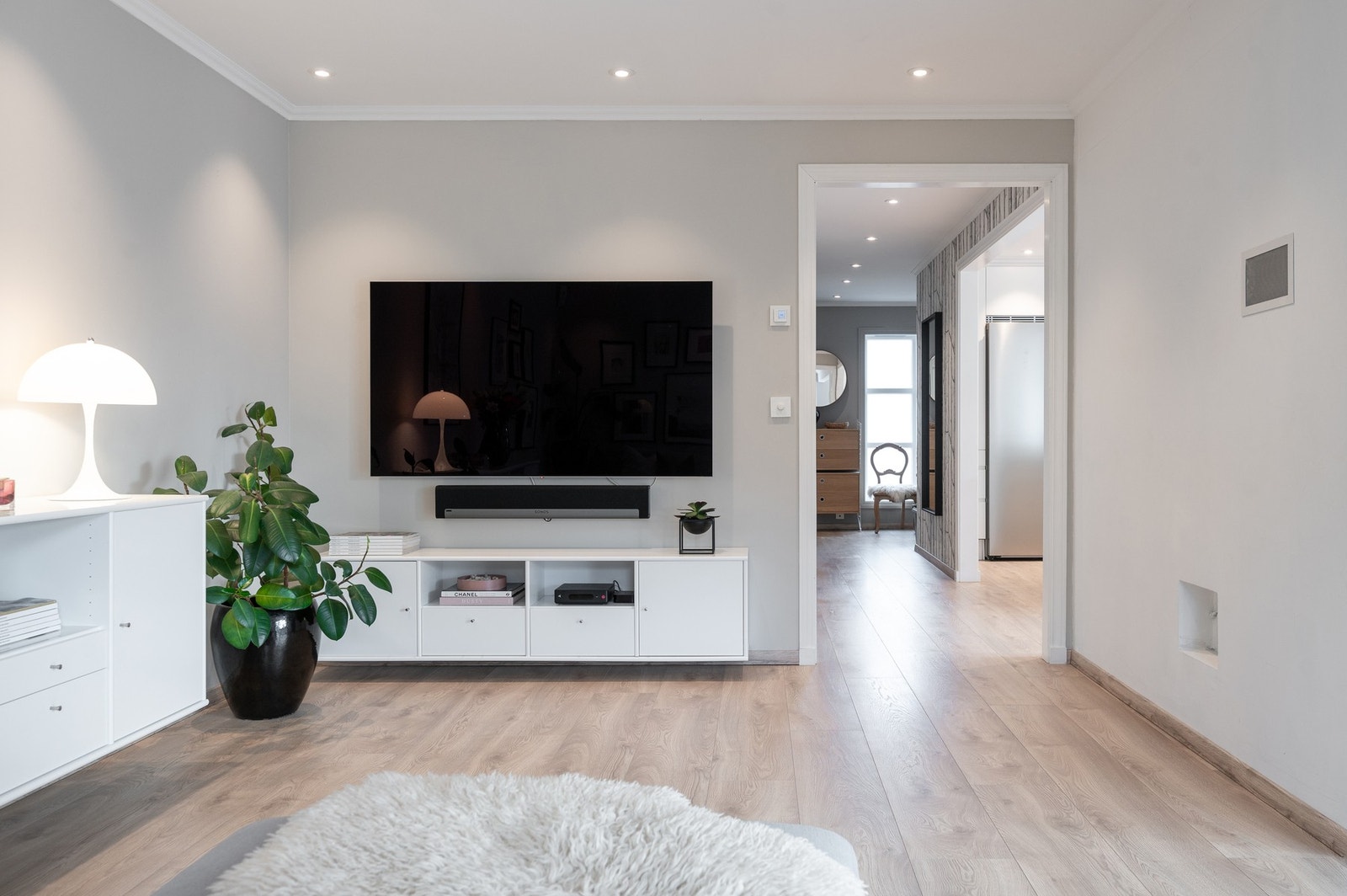 Stuen har naturlige soner for møblering. Galleribilde