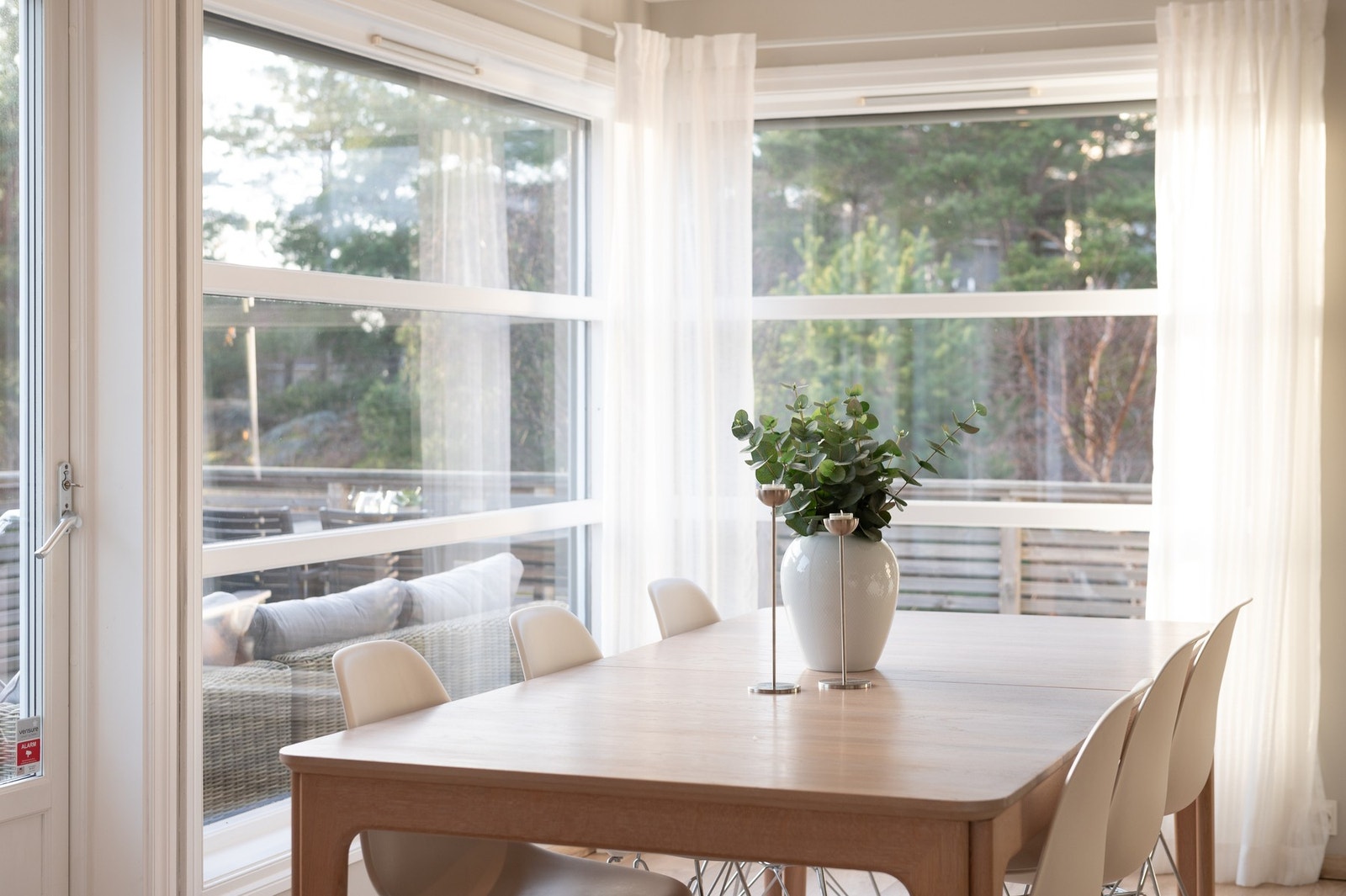 Boligen ligger godt plassert på tomten uten innsyn til oppholdsrommene. Galleribilde