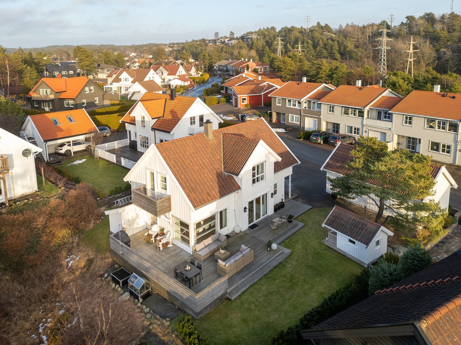 Eiendommen grenser i vest mot et urørt grøntområde. Det er enkel adkomst til eiendommen fra gaten. Galleribilde