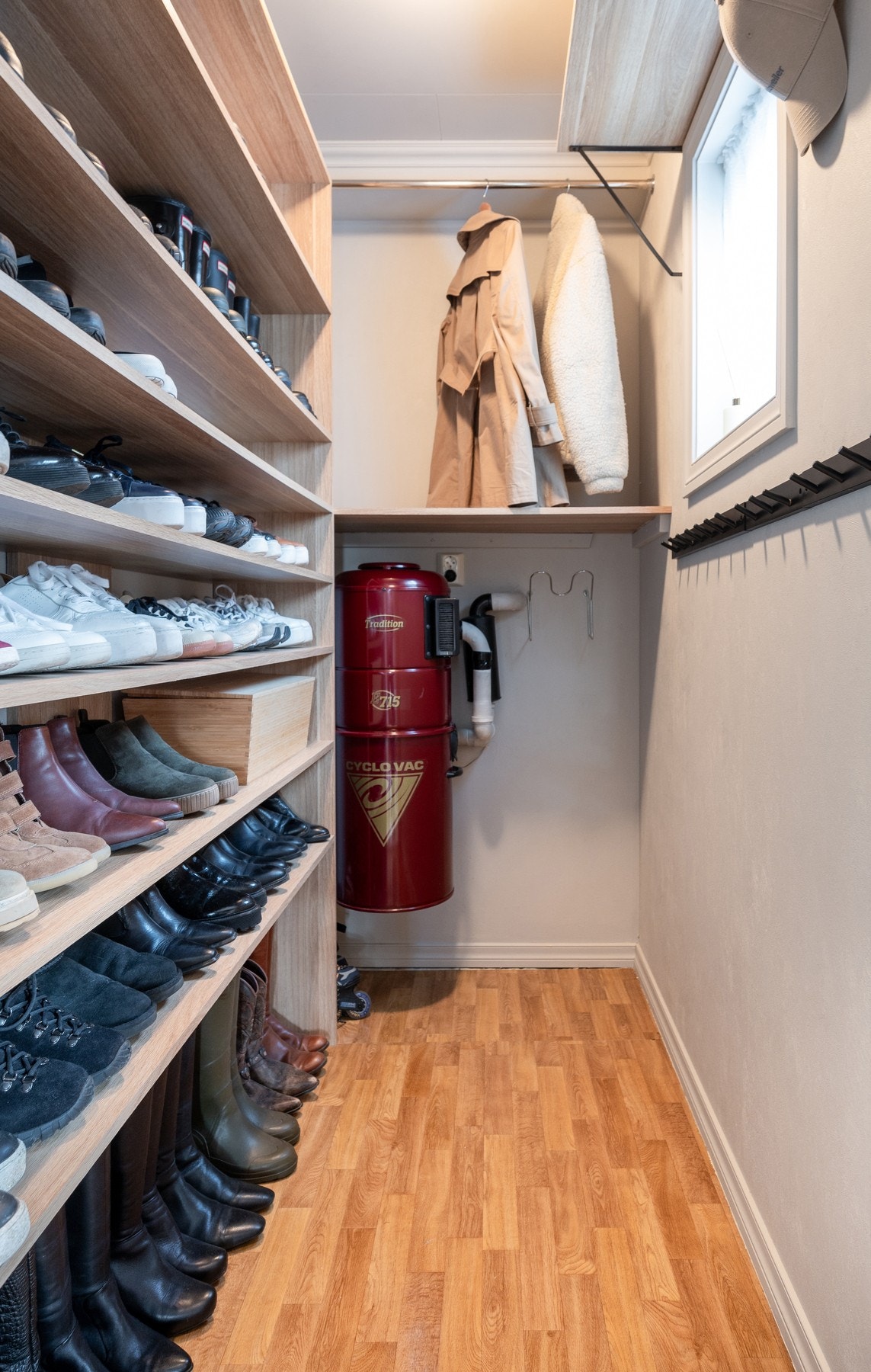 Boligen har gode rom for oppbevaring og lagring. Galleribilde