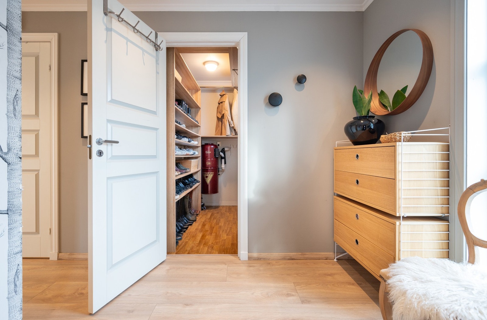 Det er også et eget garderoberom tilknyttet entréen med plassbygd skohylle tilpasset familiens bruk og behov. Galleribilde