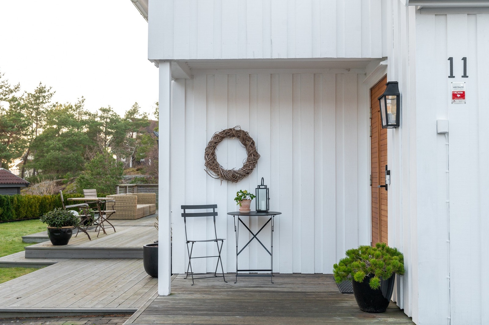 Overbygd inngangsparti med teak inngangsdør fra Lurs. Galleribilde