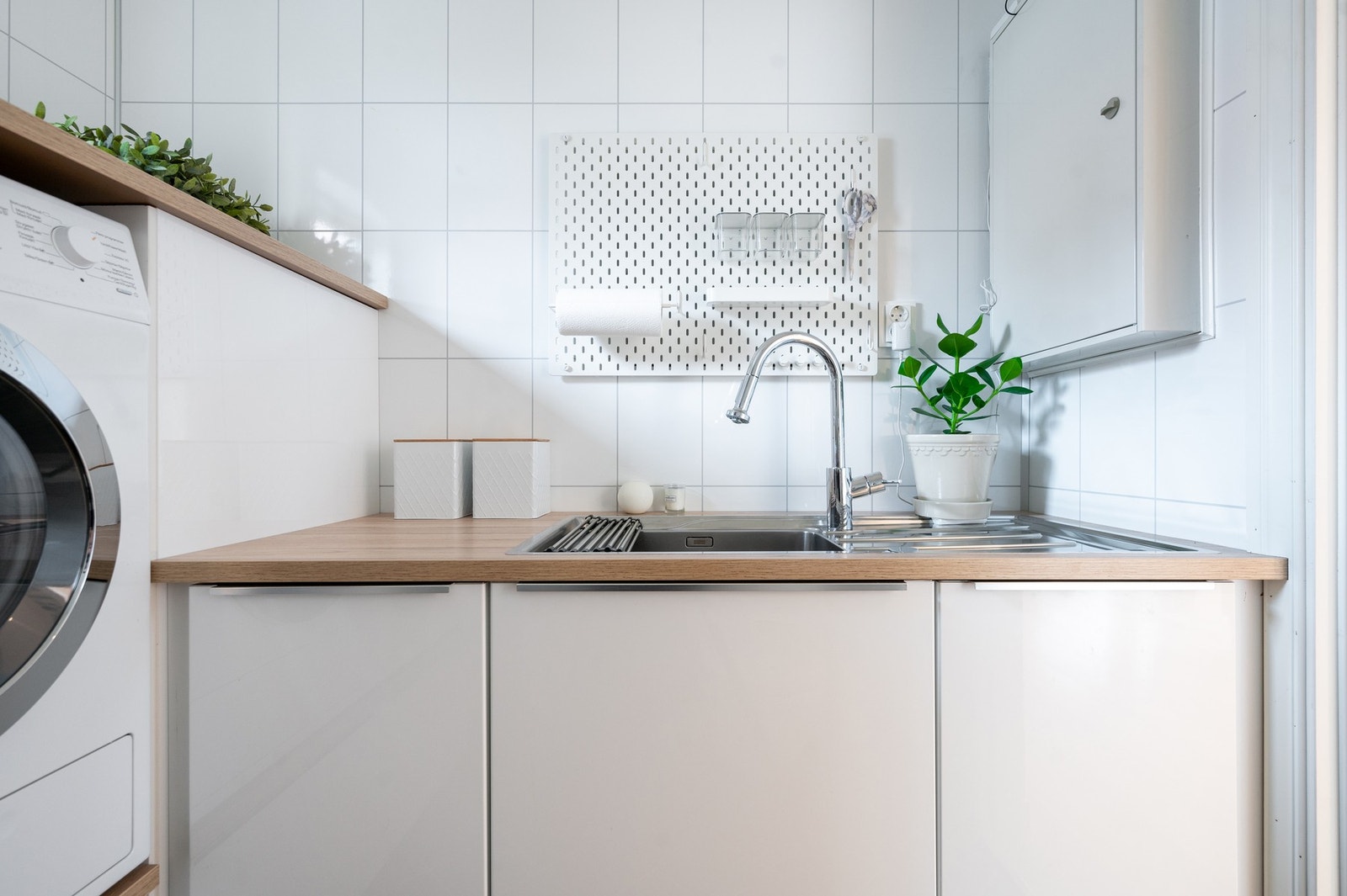 Rommet er fornyet i 2013 med nye overflater, plassbygd innredning med vask, skyllekum og toalett. Galleribilde