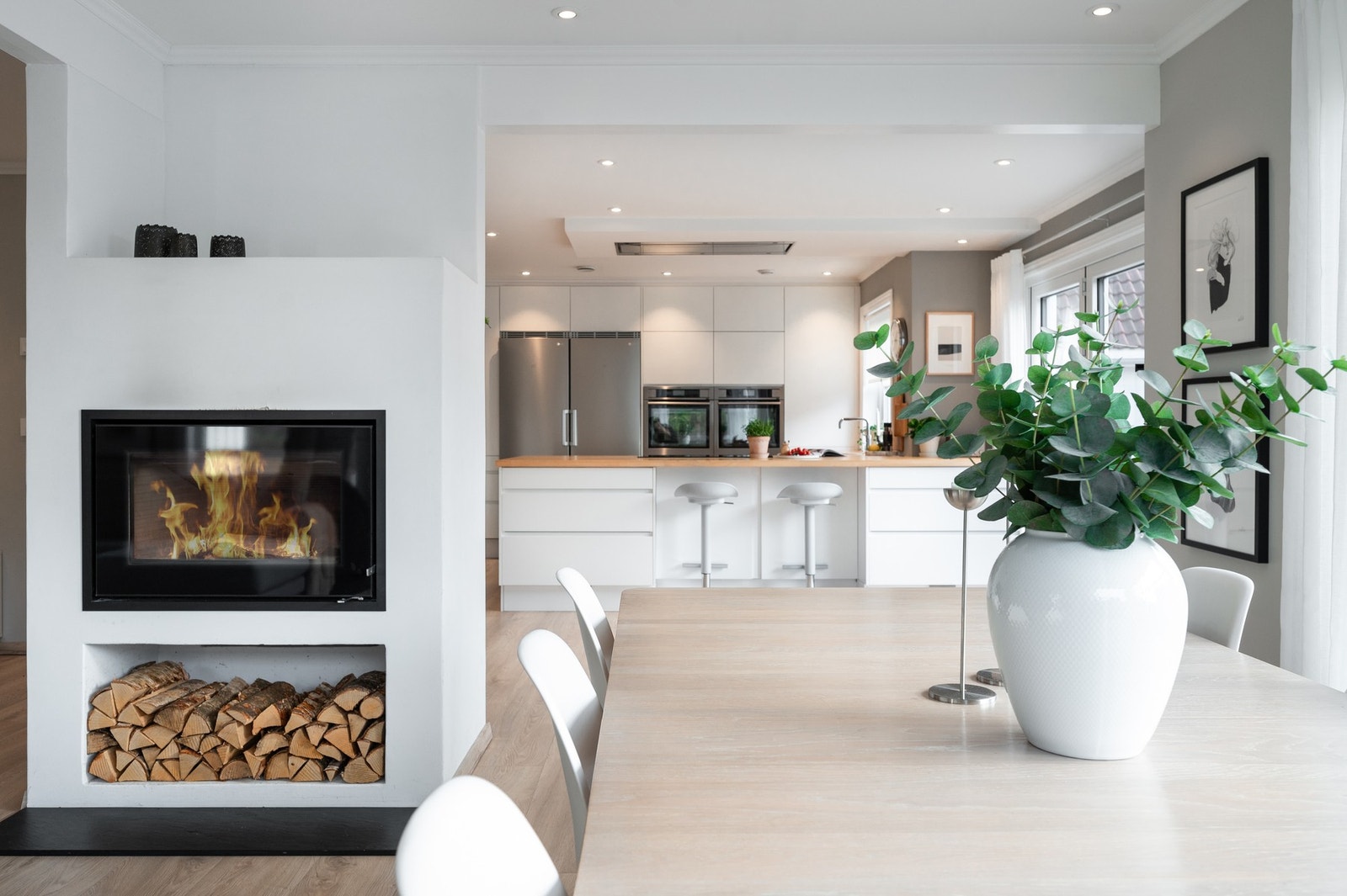 Huset har tidsriktige løsninger og et moderne og tidløst interiør. Galleribilde