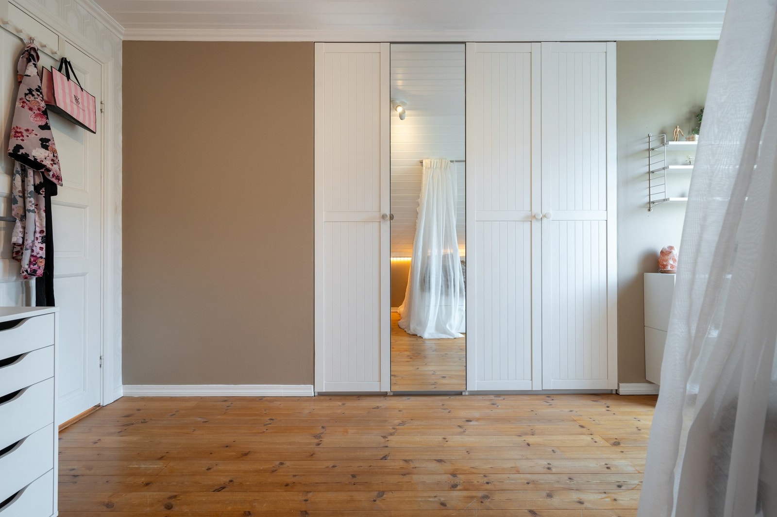 Rommet har godt med skapplass. Galleribilde