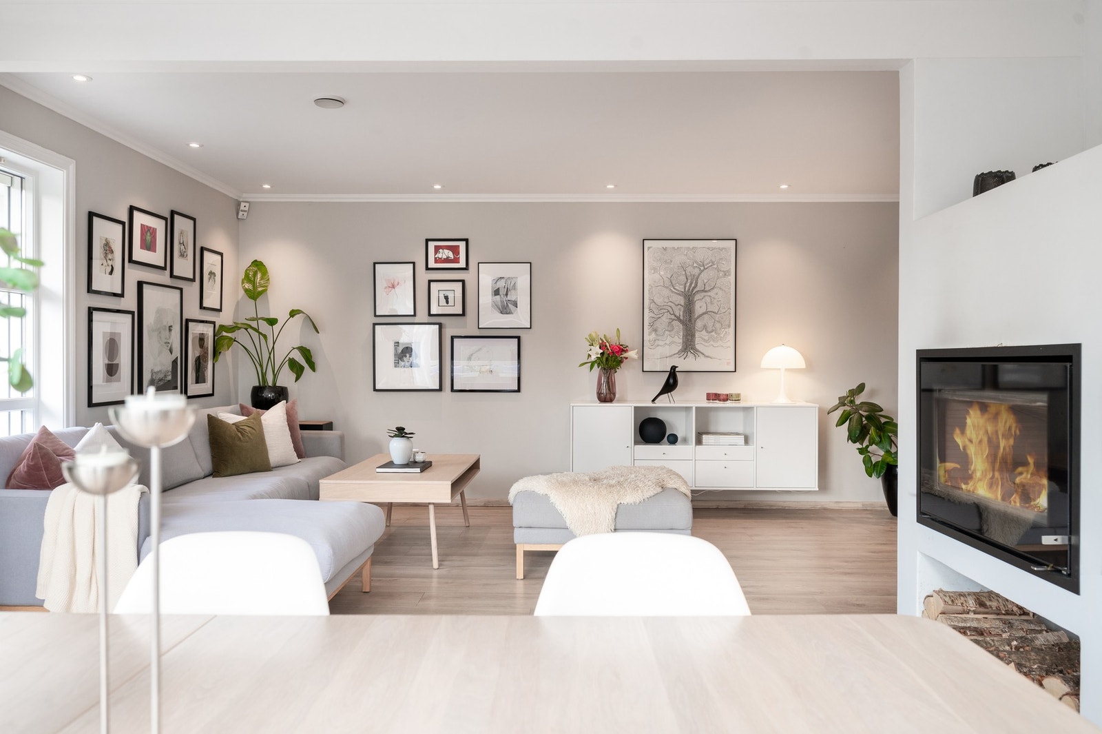 Boligen er utstyrt med balansert ventilasjon og er oppvarmet med peis fra Rais i stue, luft-til-luft varmepumpe og elektrisitet. Galleribilde