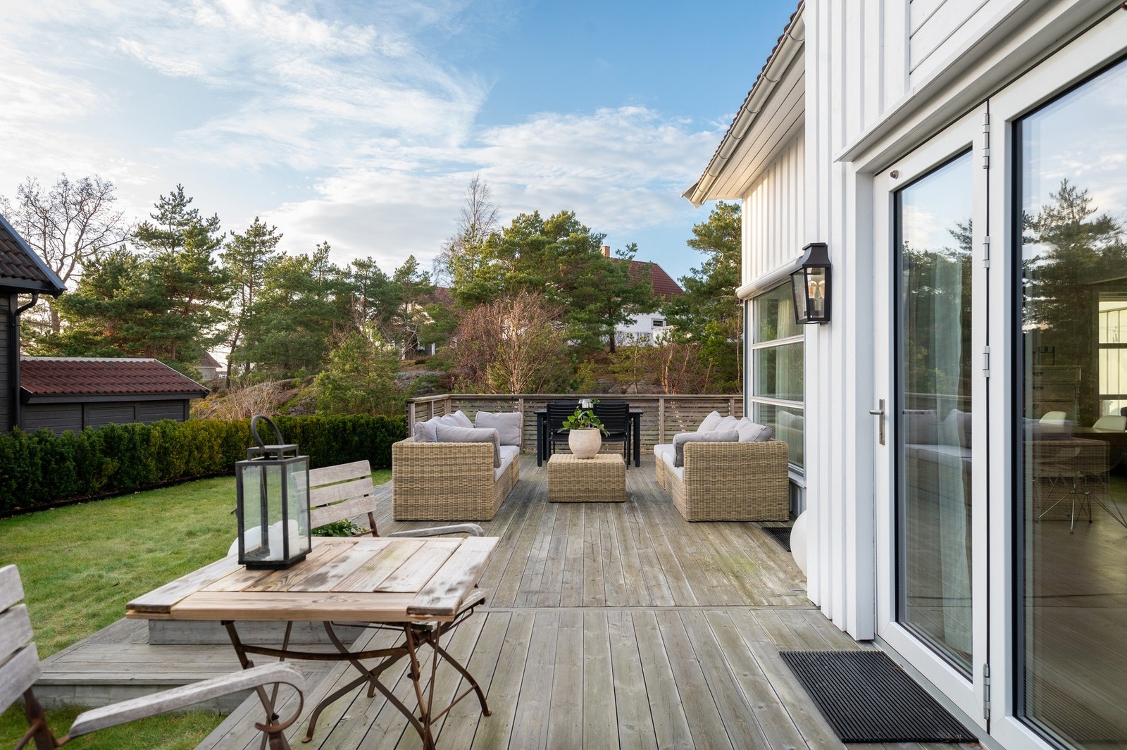 Fra stuen og kjøkkenet er det enkel adkomst til terrassen mot syd og vest. Galleribilde