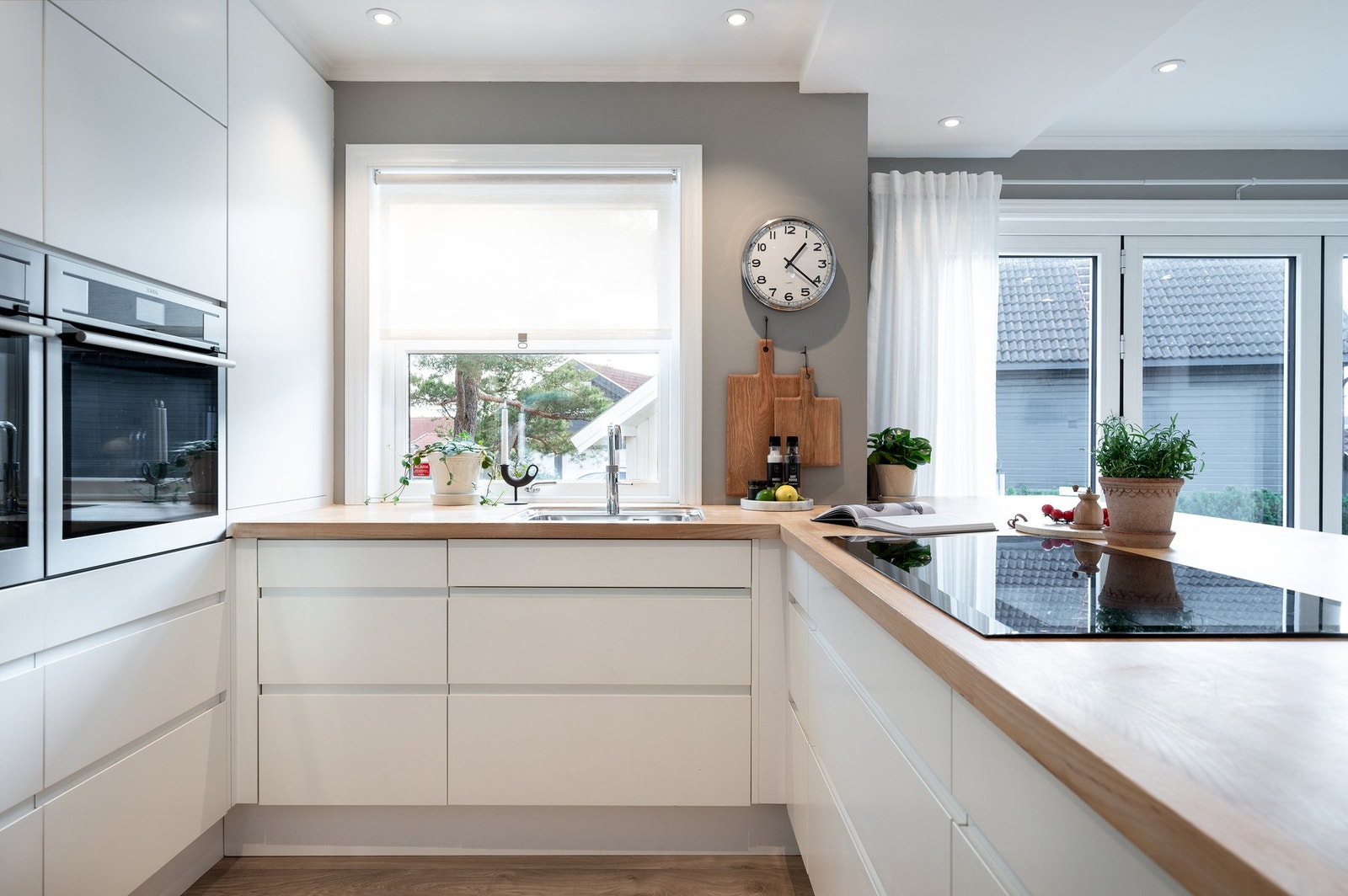 Her får du mye skap- og benkeplass med bla. kjøkkenøy på ca. 3,80 meter og bakeskap. Galleribilde