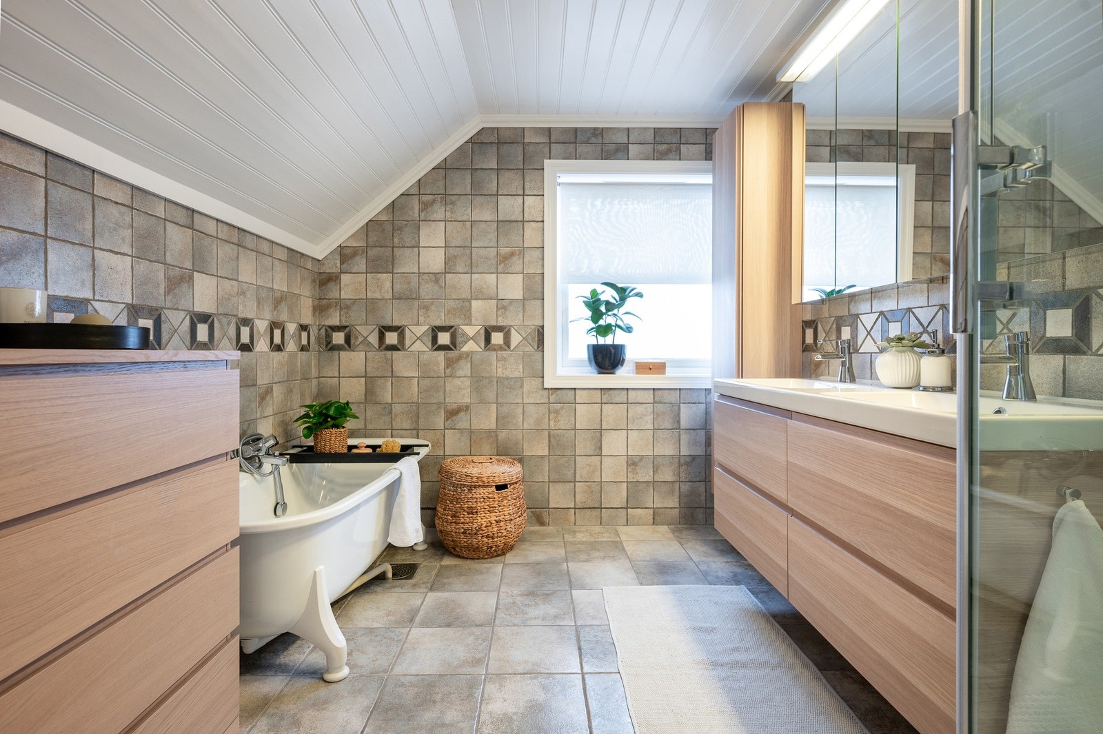 Romslig bad i 2. etasje utstyrt med servantinnredning, skap, speilskaper, dusjkabinett, badekar og toalett. Galleribilde