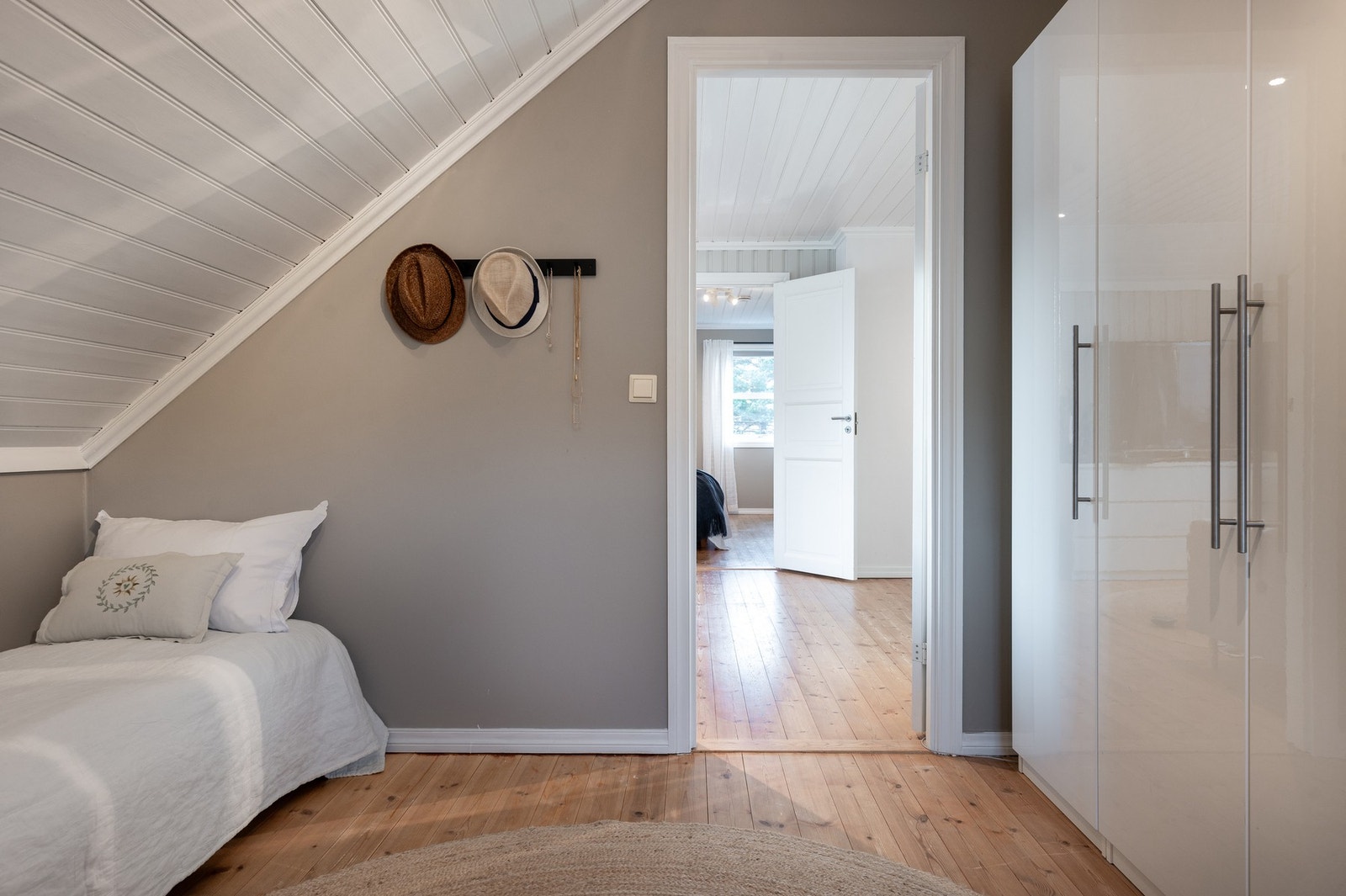 Rommet har god skapplass. Galleribilde