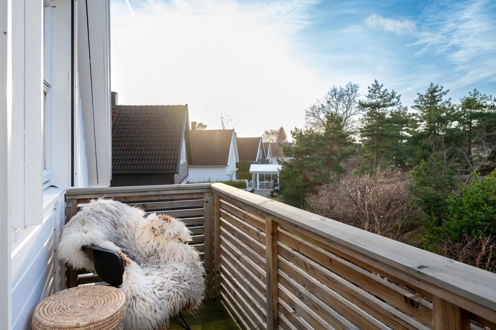 Soverommet har egen utgang til en sørvestvendt og usjenert balkong mot friområder. Galleribilde