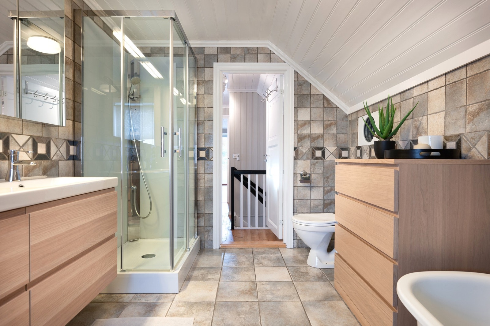 Badet ble fornyet i 2013 med ny innredning, Novellini dusjkabinett og etablering klessjakt direkte til vaskerommet i 1. etasje Galleribilde