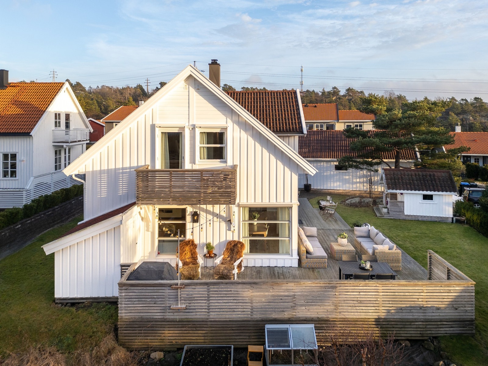 Eiendommen har en flat tomt med steinlagte gårdsplass, gressplen, beplantning og opparbeidede uteplasser. Galleribilde