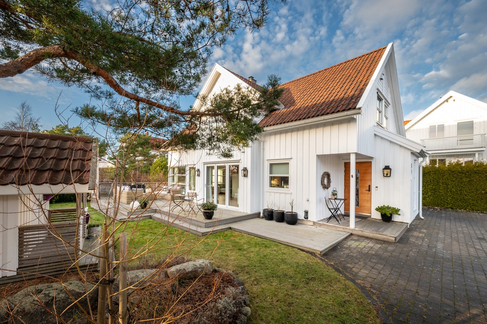 Dette er Myratoppen 11 - en fin familiebolig med solrik tomt i rolige omgivelser. Velkommen. Galleribilde