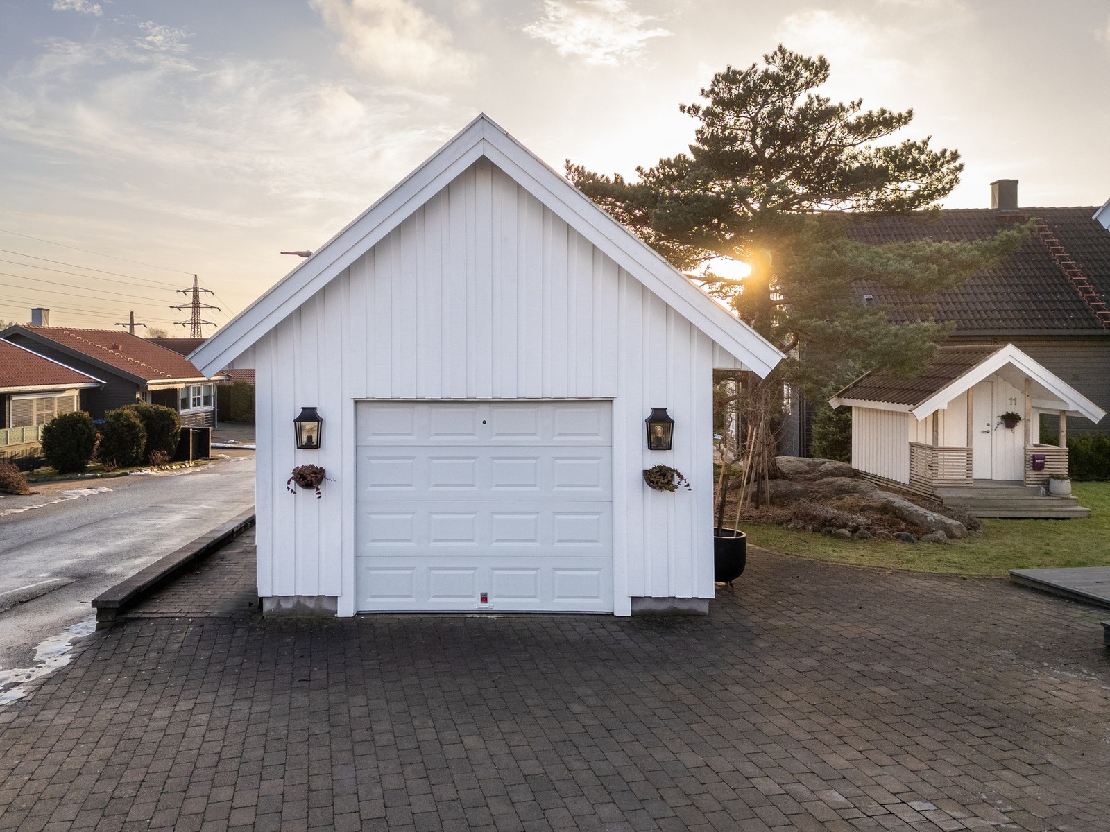 Eiendommen har en frittstående garasje, ca. 33 kvm. med loftsrom. Galleribilde