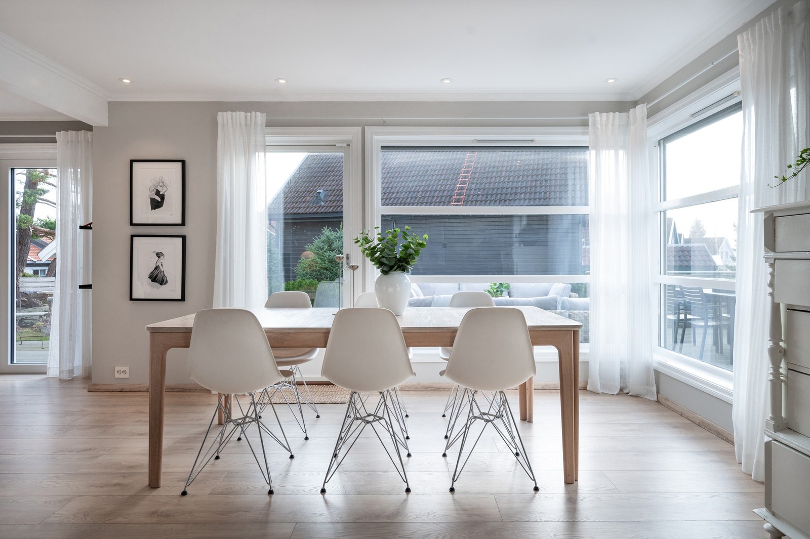 Spisestuen har god plass til stort spisestuebord. Galleribilde