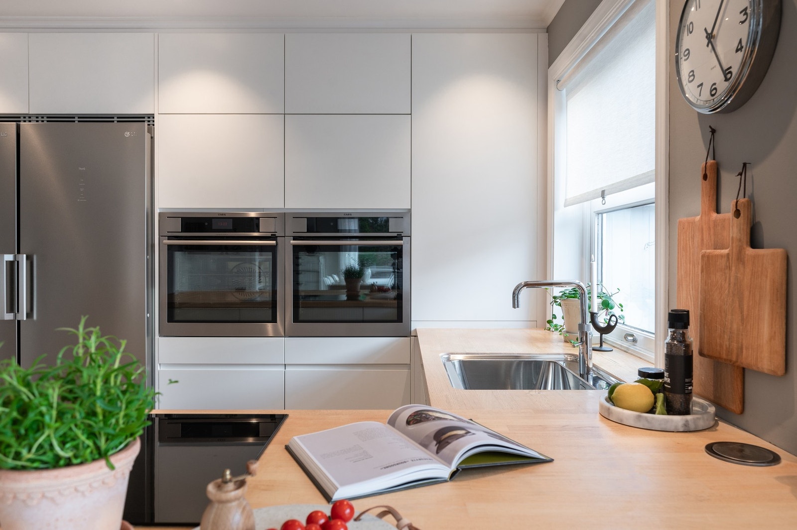 en åpen og sosial løsning mot stuen med barløsning som binder rommene godt sammen. Innredningen er godt utstyrt med integrert AEG dampovn (toppmodell), AEG pyrolyse ovn (toppmodell), Siemens Studio line platetopp, Thermex takventilator og AEG oppvaskmaski Galleribilde