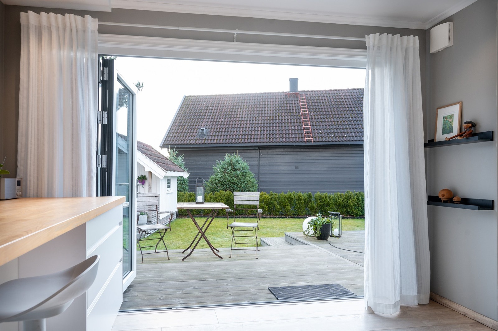 Stuen og kjøkkenets mange vinduer og foldedør fra Solarlux sørger for mye naturlig lys. Galleribilde