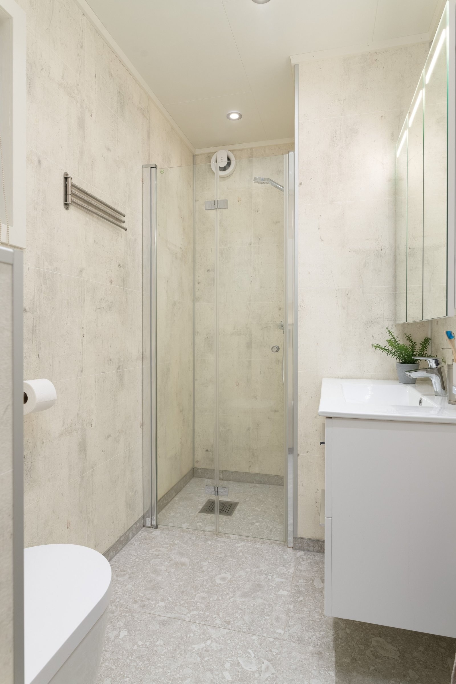 Badet har appstyrt vifte PAX Calima, smart oppvarming på gulvet og spottene fra Phillips Hue Colour Ambiance med mulighet å sette hver spot i ulik farge Galleribilde