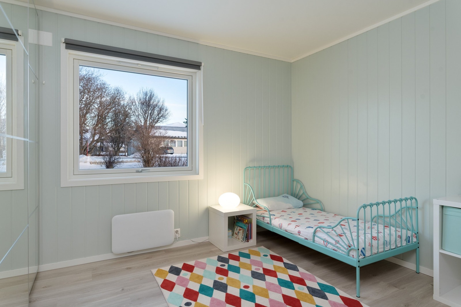 Soverom 1. Nyoppusset i 2023 med smartløsning på varme med Mill Gen 3, lys av Phillips Hue Colour Ambiance, slitesterke gulv fra Berry Alloc og paneler fra Huntonit i nydelig soft menthol farge Galleribilde