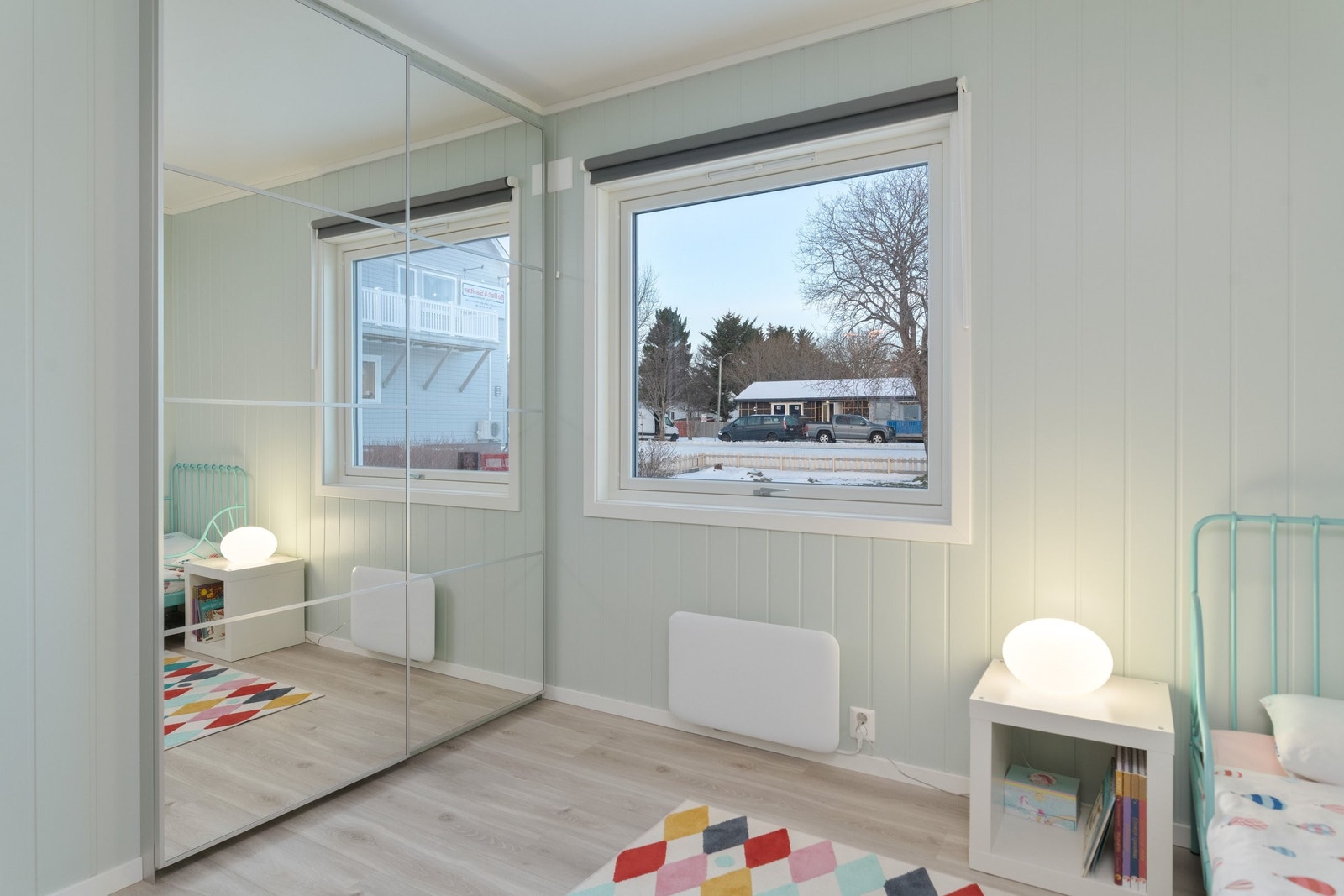 Soverom 1 inneholder romslig skyvedørs garderobe med speil. Soverommet har utsikt mot hagen Galleribilde