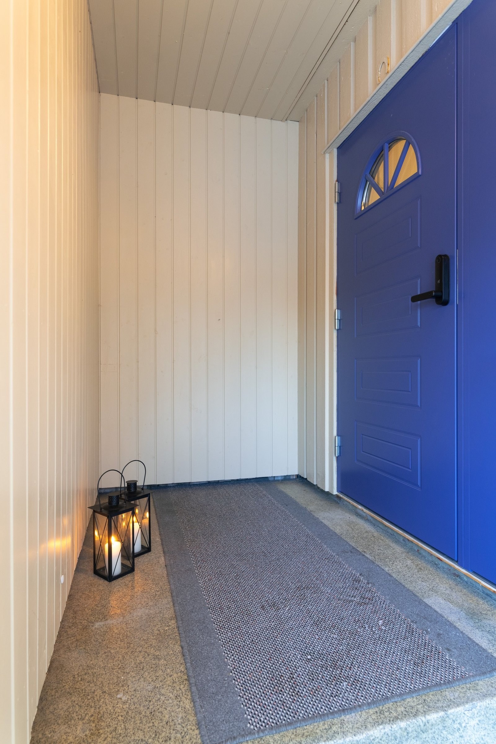 Velkommen inn. Ny dør med moderne kodelås. Mulighet å låse opp med kode, fingeravtrykk eller nøkkel Galleribilde