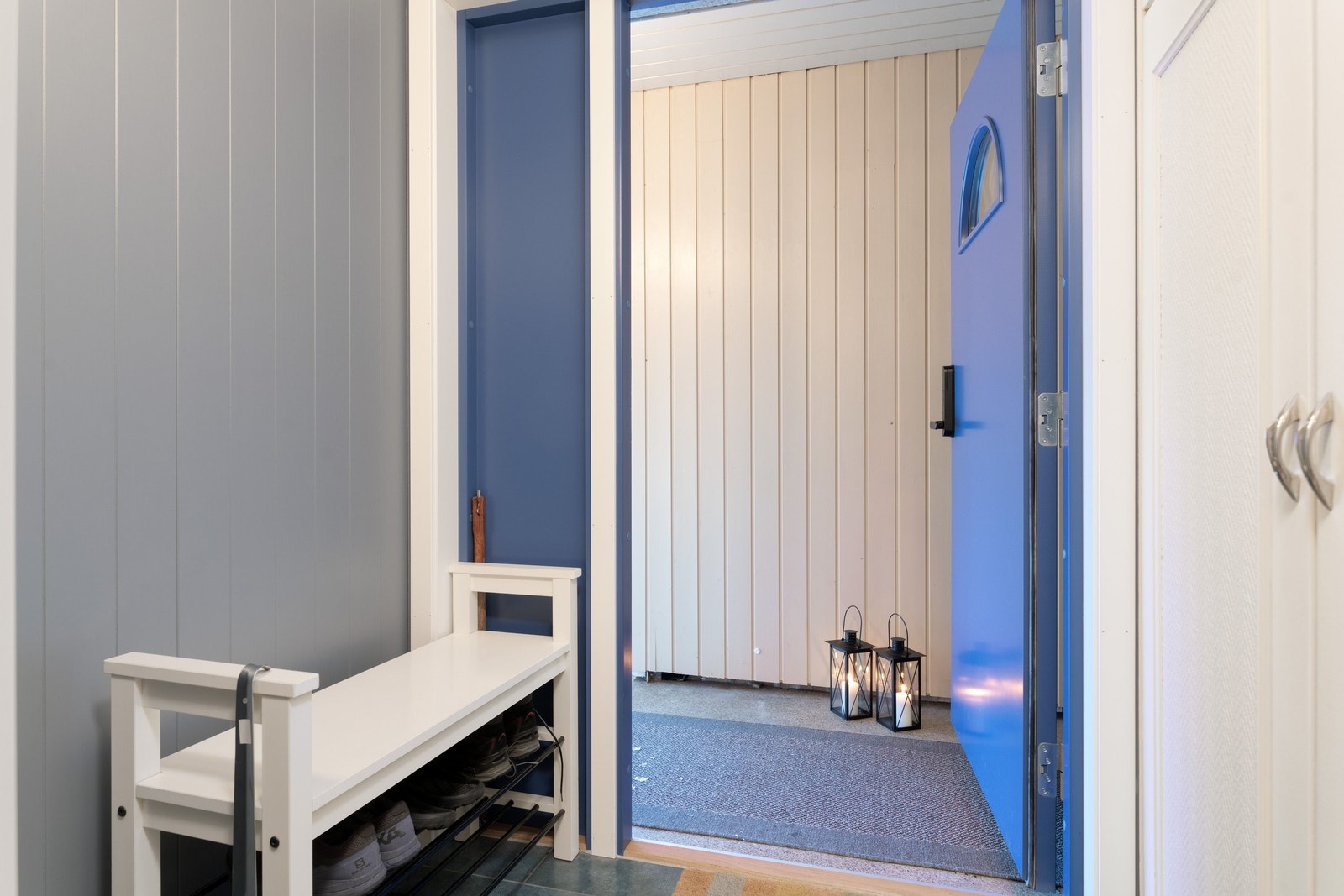 Nyoppusset vindfang med oppvarming og kvalitetsflis på gulvet, matchende paneler fra Huntonit samt stor garderobe Galleribilde