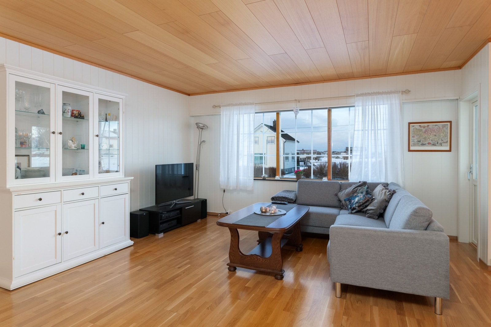 Stor stue med mange muligheter pusset opp i kvalitetsmaterialer Galleribilde