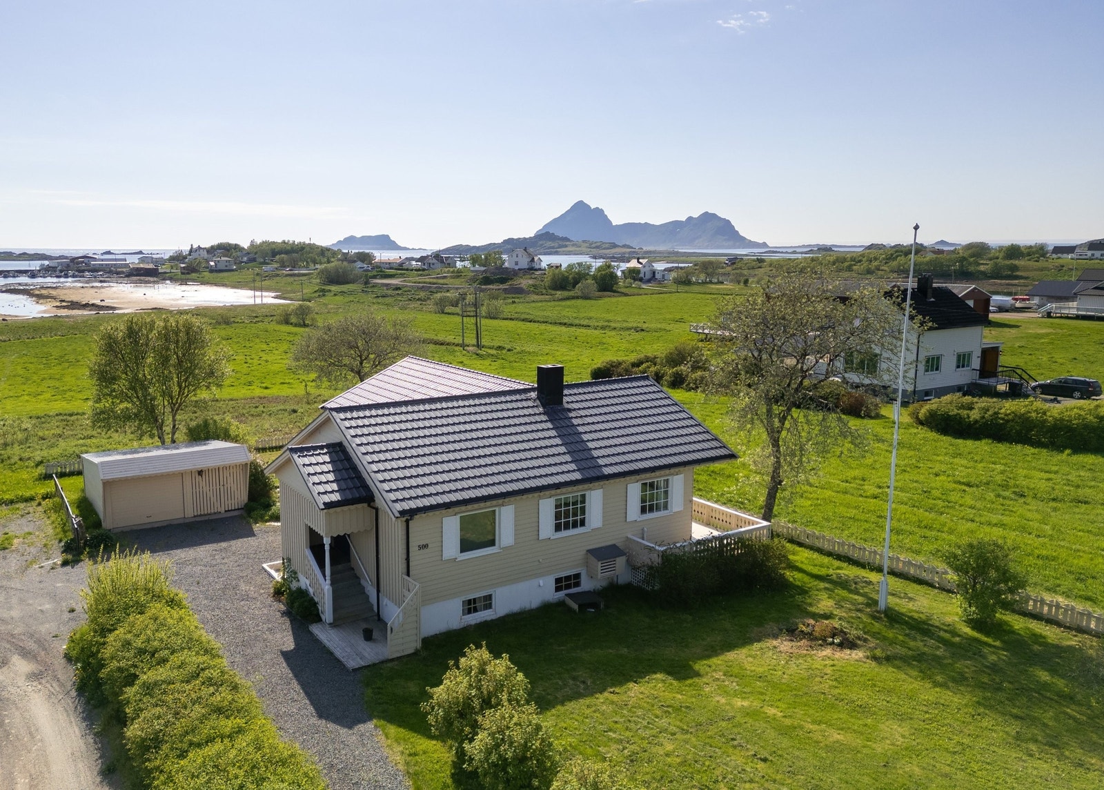 Godt velholdt hus med stor opparbeidet hage Galleribilde