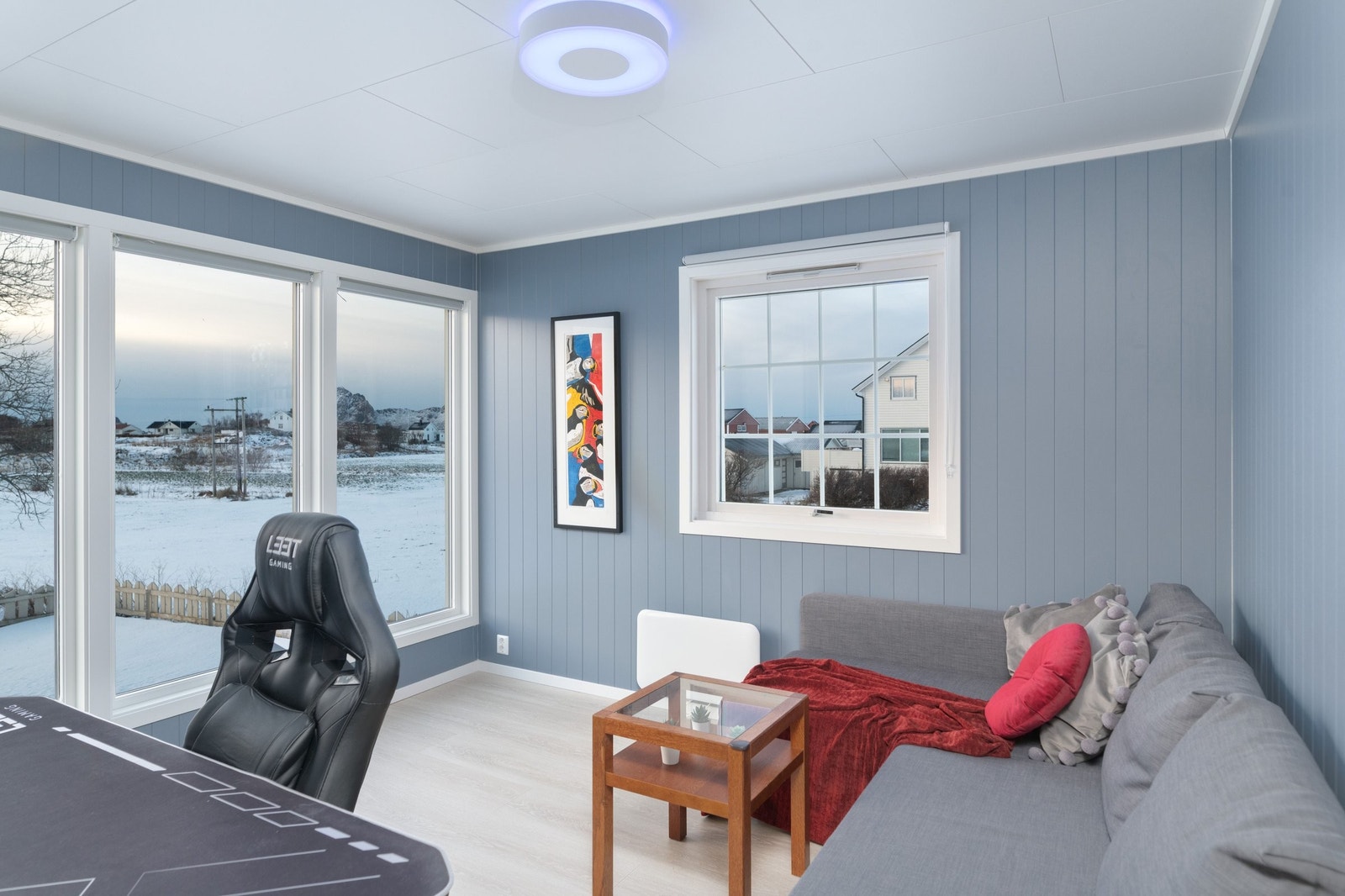 Soverom 2 har panoramiske vindu. Rommet har smart oppvarming fra Mill Gen 3 og belysning fra Phillips Hue Colour Ambiance, samt Huntonit paneler som passer perfekt til farger utenfor vinduet Galleribilde