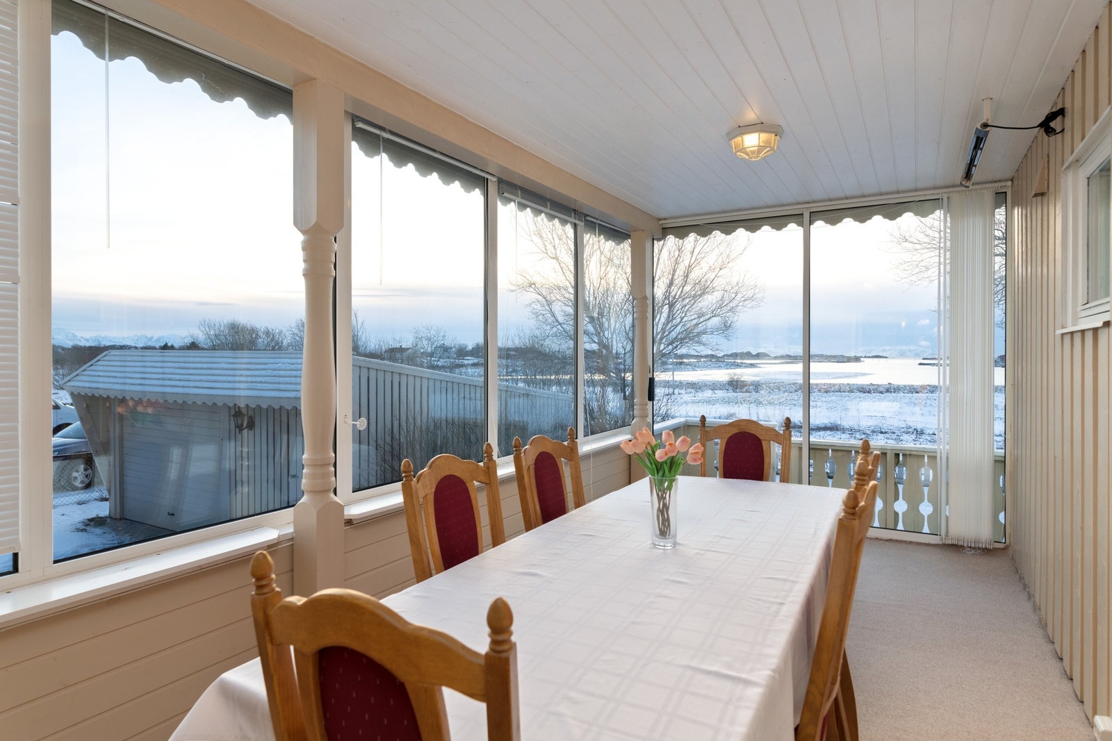 En flott vinterhage med oppvarming passer fantastisk til familiemiddager uansett sesong. Vinterhage har direkte kobling mot terrasse og hagen Galleribilde