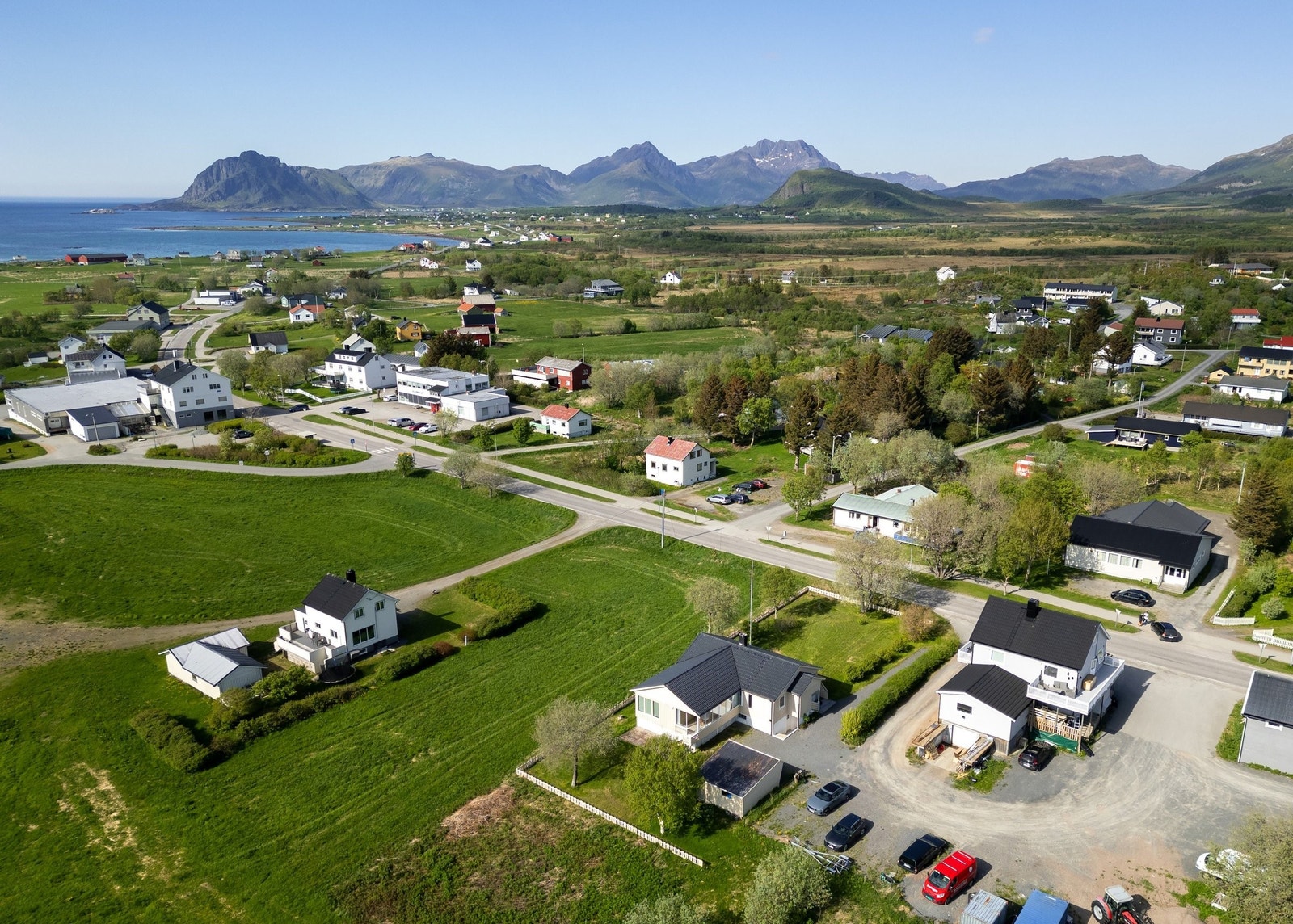 Huset er sentralt plassert med kort avstand til butikk, skole og barnehage Galleribilde