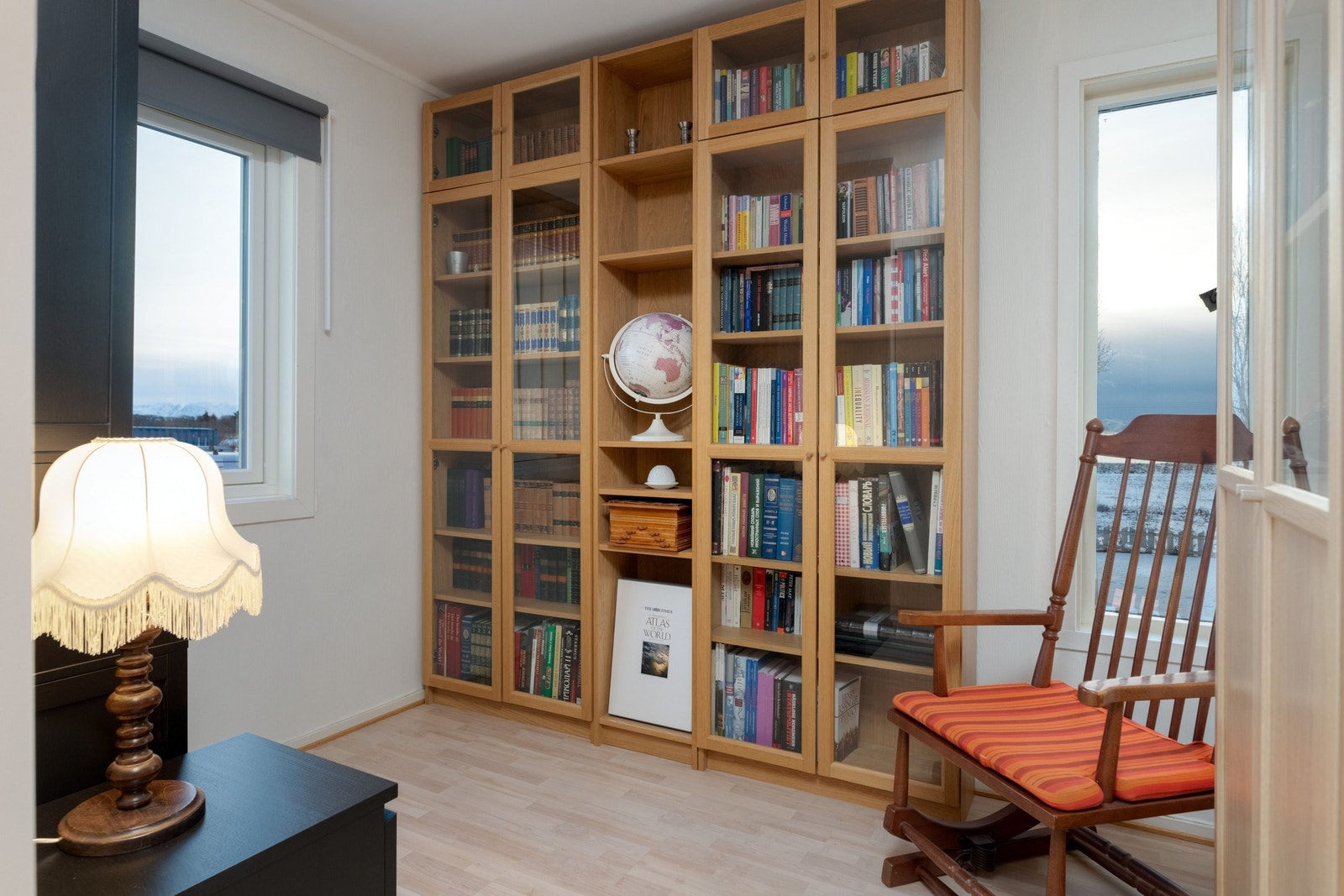 Bibliotek/kontor 2 med utsikt mot havet og Lofotveggen. Biblioteket og praktisk skatoll følger med. Galleribilde