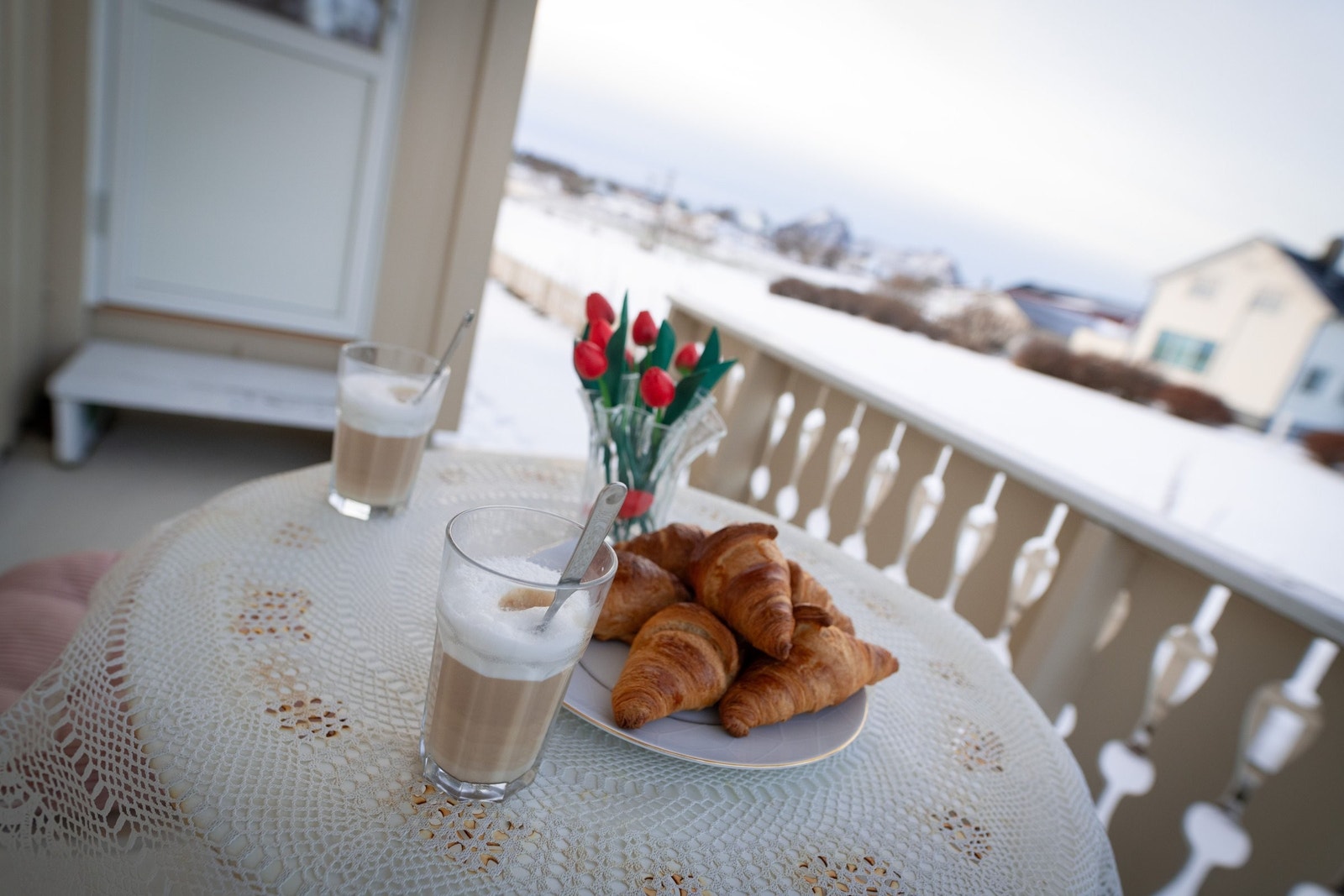 Verandaen har kort vei fra stue og kjøkken for å ha et spontant måltid ute med utsikt mot Gaukværøy Galleribilde