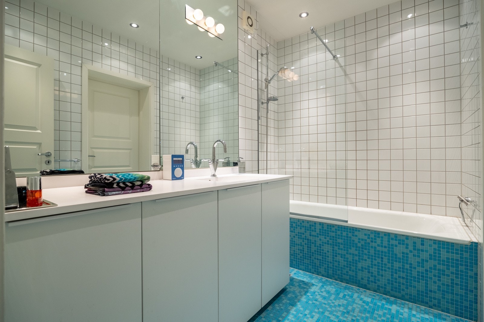 Separat baderom og toalettrom. Baderom med badekar og opplegg for vaskemaskin. Galleribilde