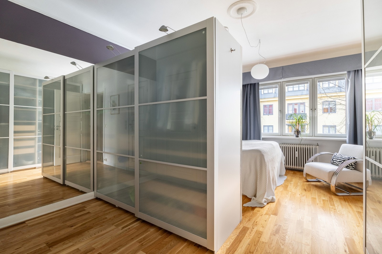 Hovedsoverom med stor garderobe, hvor man har rikelig med oppbevaring. Galleribilde