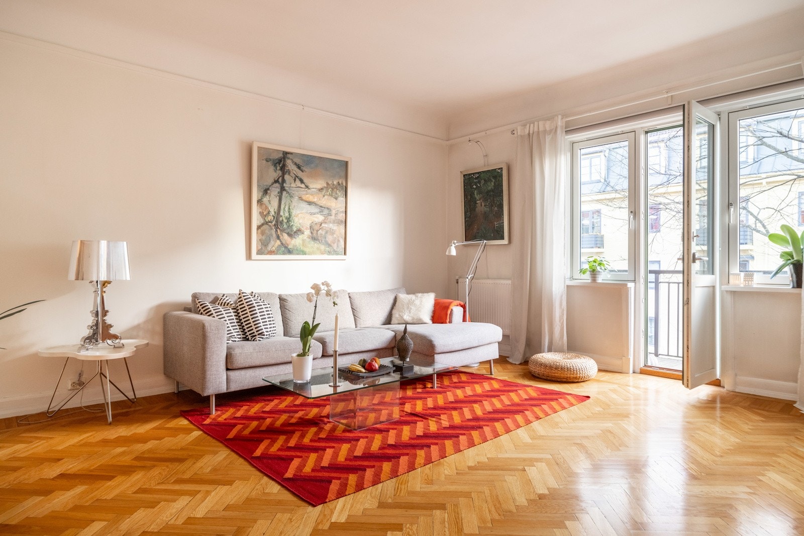 Stor og gjennomgående 3-roms toppleilighet med peis og to balkonger i et ettertraktet område. Galleribilde