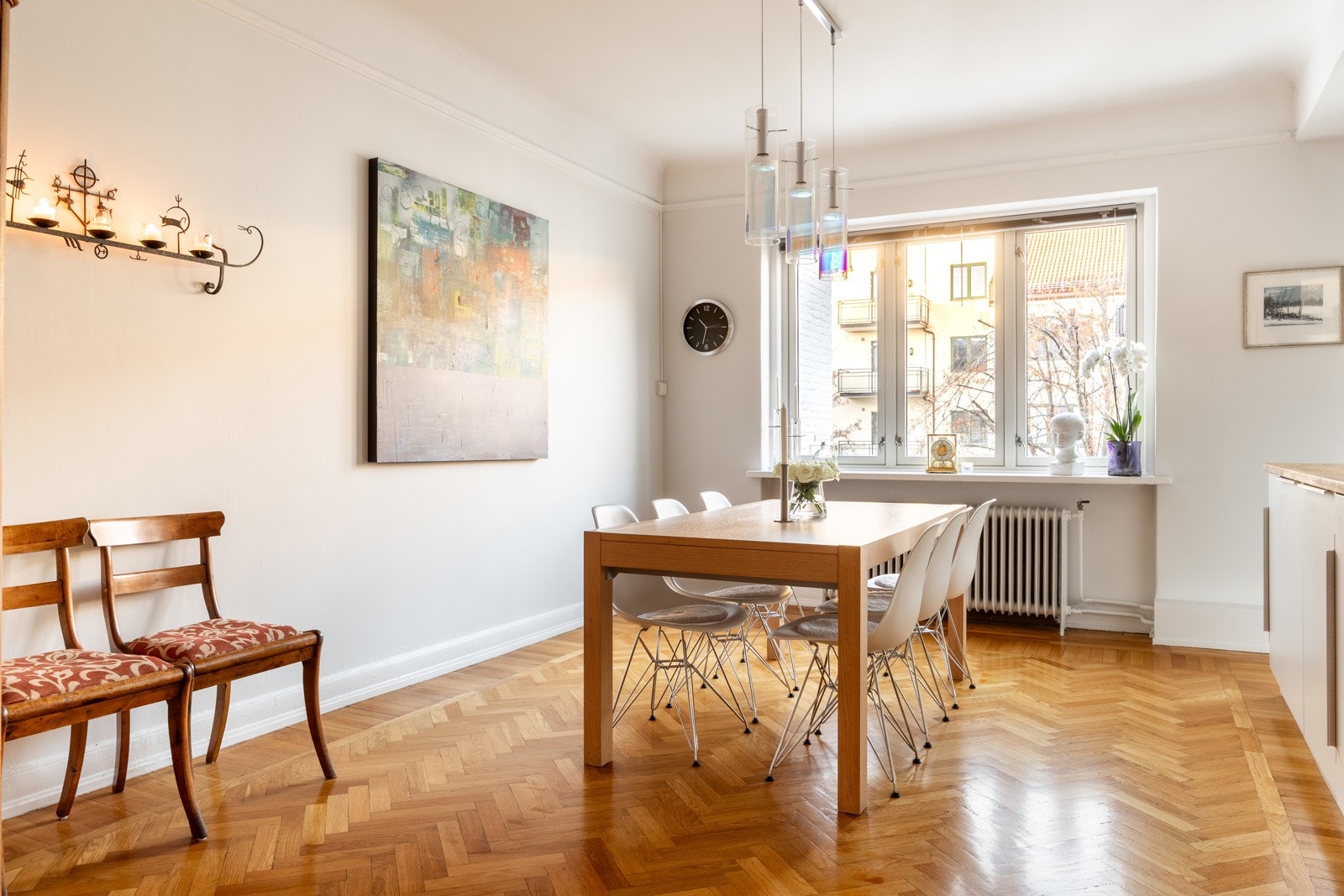 Leiligheten har store vindusflater som slipper inn mye naturlig lys. Galleribilde