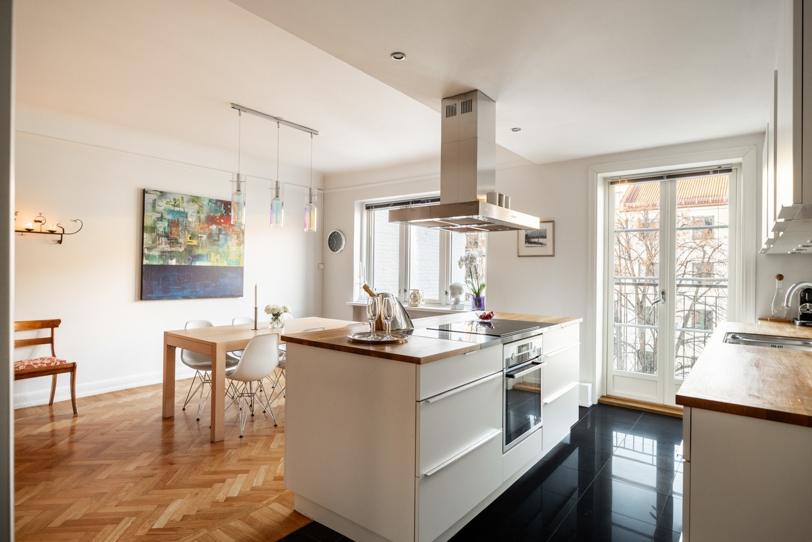 Flott kjøkkeninnredning med slette fronter og benkeplate av tre. Galleribilde