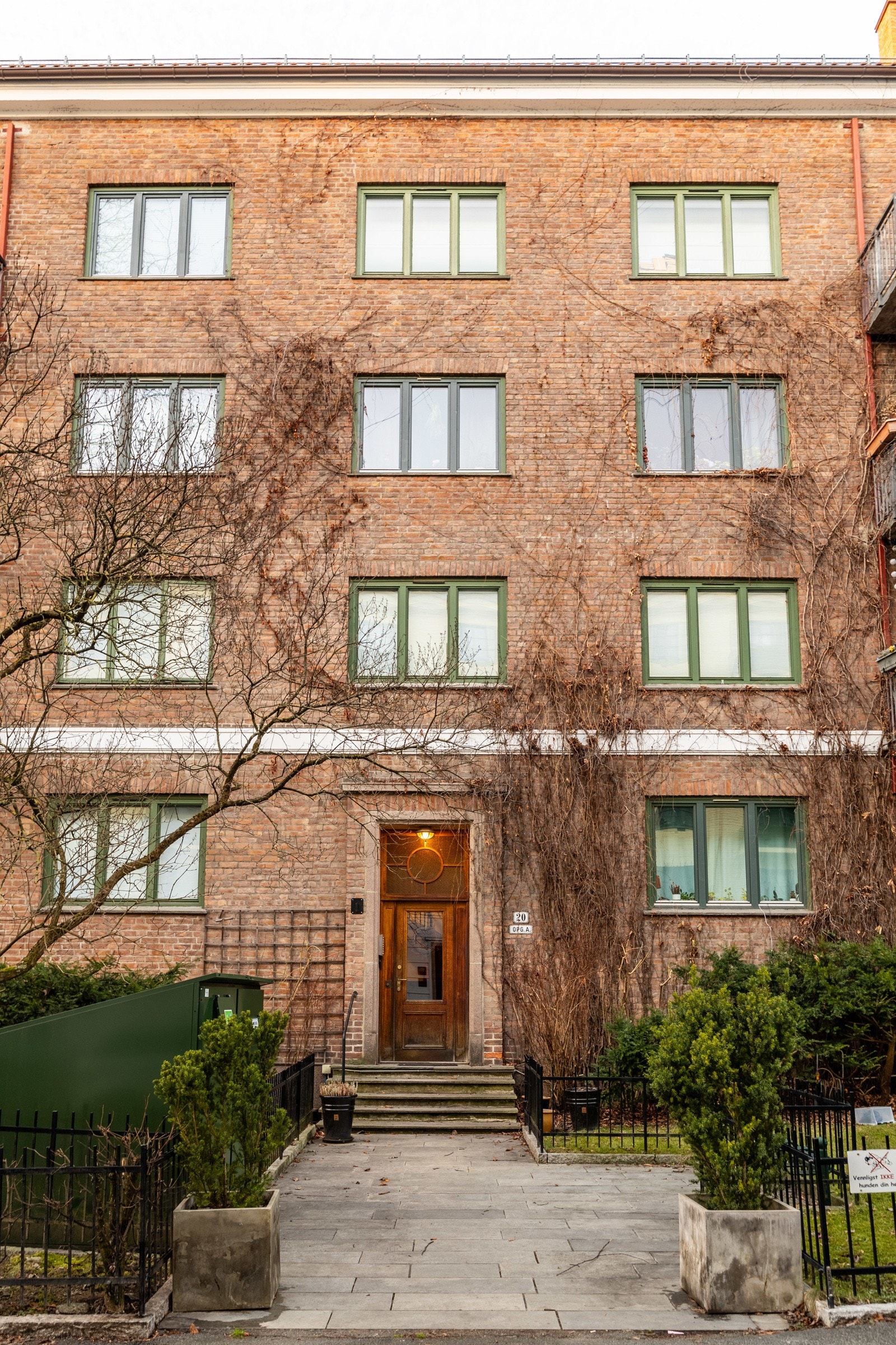 Veldrevet lag med parkeringsmuligheter i bakgård. Galleribilde