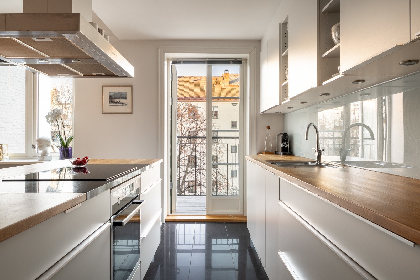 Utgang fra kjøkken til balkong på 5 kvm vendt mot rolig bakgård. Galleribilde